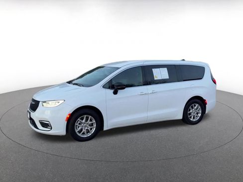 Used 2025 Chrysler Pacifica Select image 8