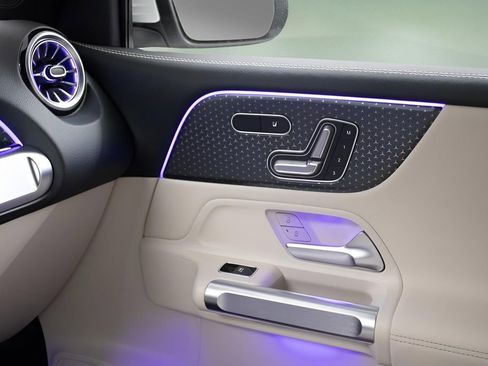 Used 2025 Mercedes-Benz GLB 250 image 23