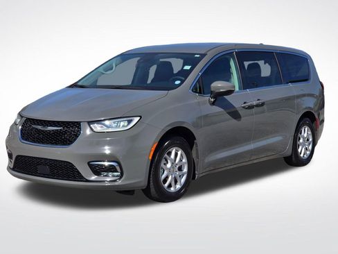 Used 2023 Chrysler Pacifica Touring-L FWD image 5