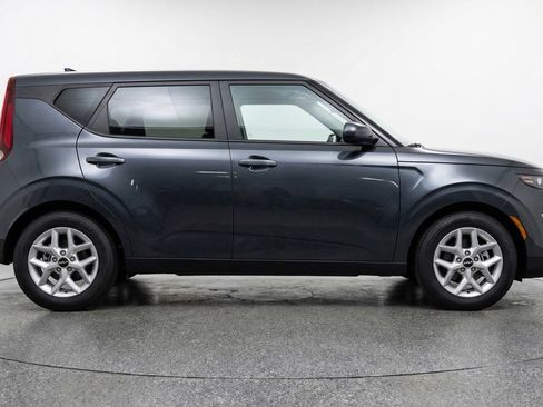 Used 2025 Kia Soul LX w/ LX Technology Package FWD image 8