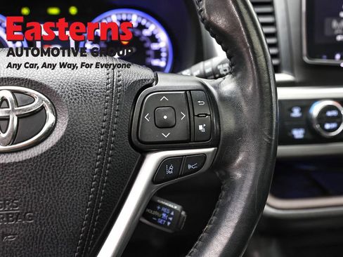 Used 2019 Toyota Highlander Limited w/ Carpet Mat Package (TMS) AWD/4WD image 16