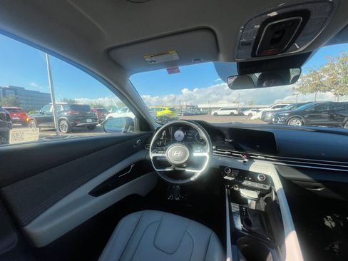 Used 2025 Hyundai Elantra Limited image 35