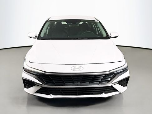 Used 2025 Hyundai Elantra SE FWD image 2