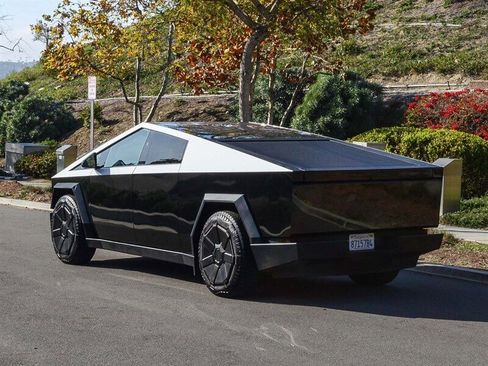 Used 2024 Tesla Cybertruck AWD Crew Cab image 4