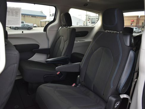 Used 2021 Chrysler Pacifica Touring w/ Cold Weather Group image 16