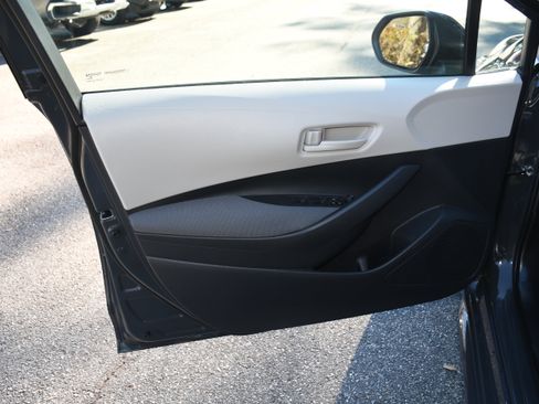 Certified 2025 Toyota Corolla LE image 9