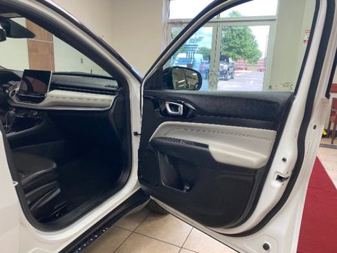 Used 2025 Jeep Compass Limited AWD/4WD image 13