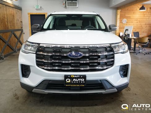 Used 2025 Ford Explorer Active AWD/4WD image 2