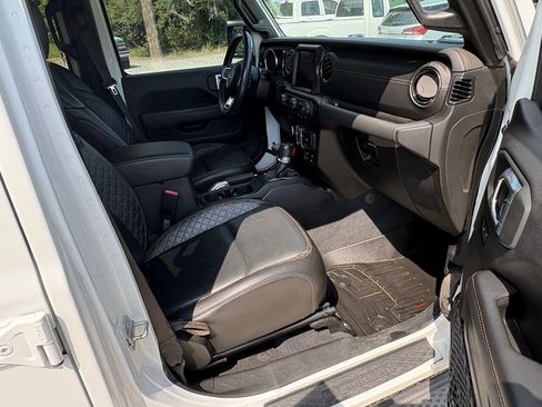 Used 2021 Jeep Gladiator Overland AWD/4WD image 14