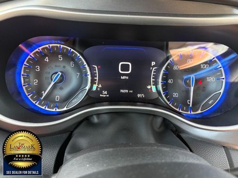 Used 2024 Chrysler Pacifica Touring-L FWD image 12