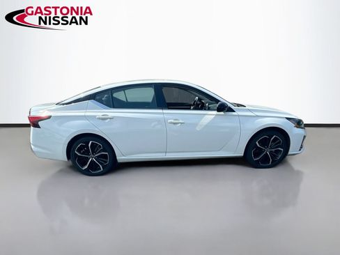 Used 2024 Nissan Altima 2.5 SR FWD image 9