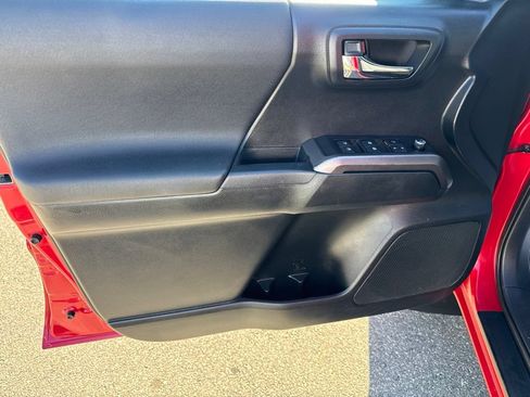 Used 2016 Toyota Tacoma TRD Sport w/ Towing Package AWD/4WD image 18