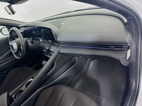 Certified 2025 Hyundai Elantra SEL FWD image 28