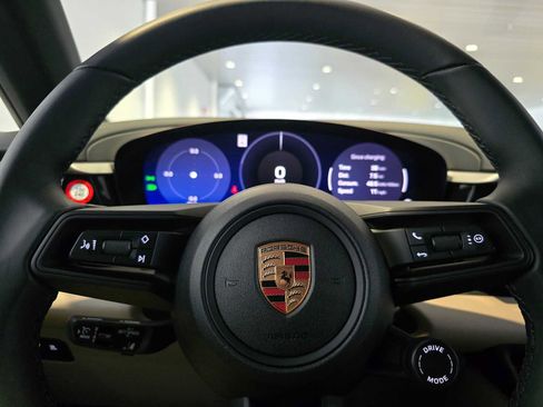 Used 2025 Porsche Macan Electric image 33