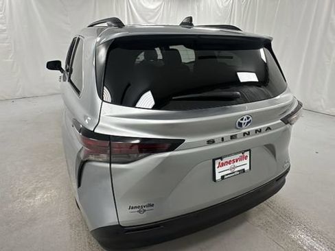 Used 2024 Toyota Sienna XLE image 5