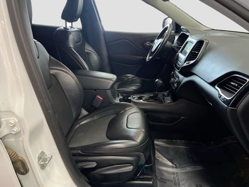 Used 2019 Jeep Cherokee Latitude Plus AWD/4WD image 27