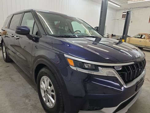 Used 2022 Kia Carnival LX image 17