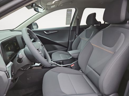Used 2025 Kia Niro LX FWD image 9