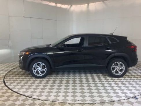 Used 2024 Chevrolet Trax LS w/ LS Convenience Package FWD image 5