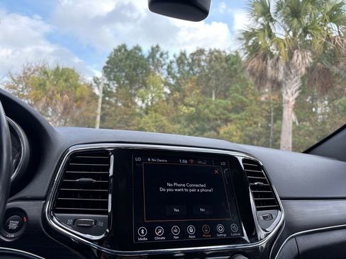 Used 2022 Jeep Grand Cherokee Limited image 19