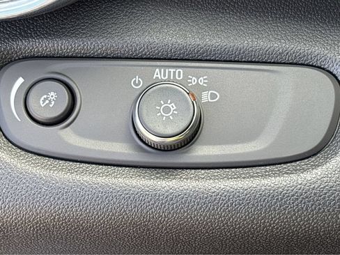 Used 2025 Chevrolet Trax LT FWD image 8