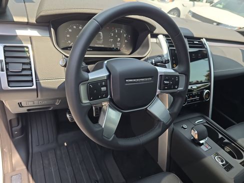 Certified 2025 Land Rover Discovery Dynamic SE AWD/4WD image 17