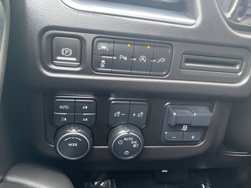 Used 2021 Chevrolet Suburban LT w/ Luxury Package image 9