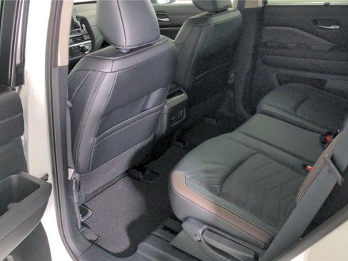 Used 2023 Nissan Pathfinder Platinum w/ Cargo Package AWD/4WD image 15