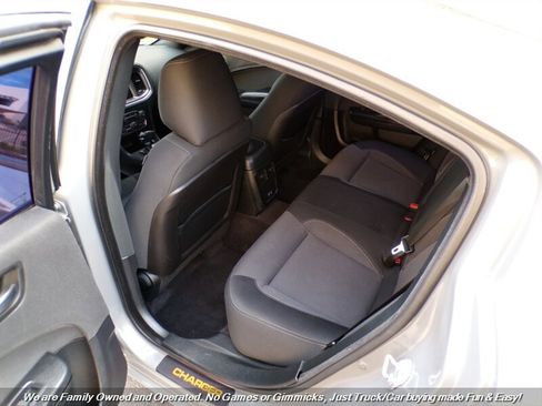 Used 2017 Dodge Charger SE w/ Blacktop Package image 19