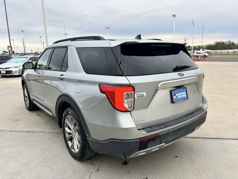 Used 2022 Ford Explorer XLT w/ Equipment Group 202A image 5