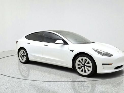 Used 2022 Tesla Model 3 Standard Range RWD image 3