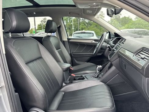 Used 2022 Volkswagen Tiguan SE w/ Panoramic Sunroof Package image 24