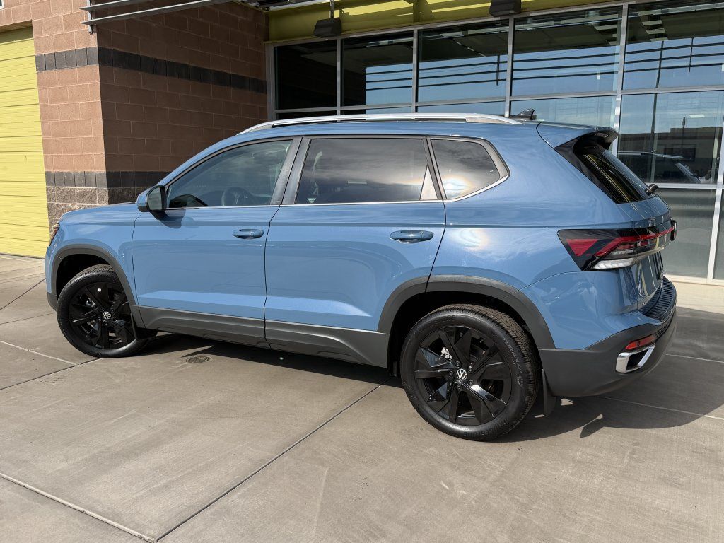 Used 2025 Volkswagen Taos SE FWD image 5