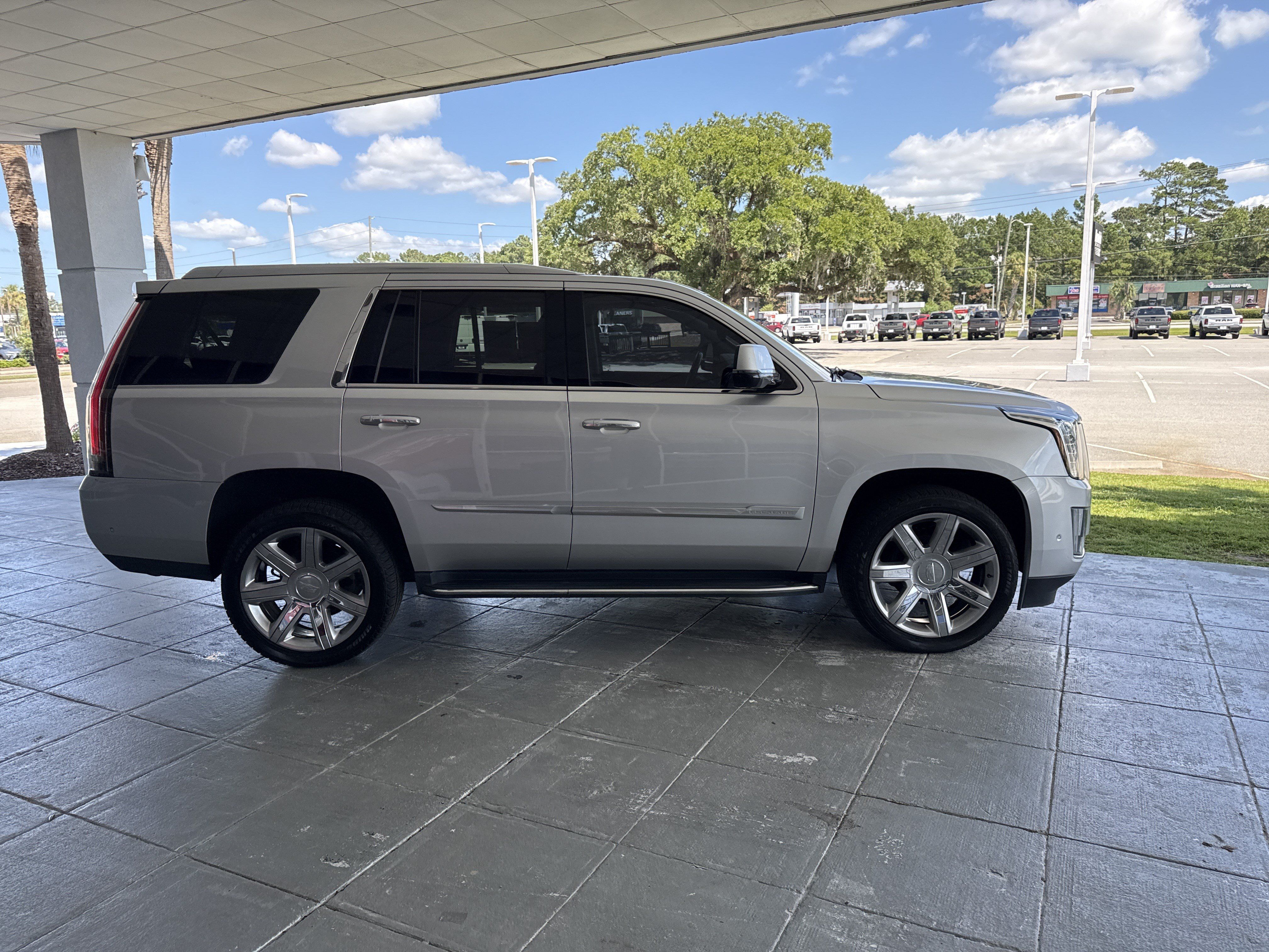 Used 2020 Cadillac Escalade Luxury AWD/4WD image 12