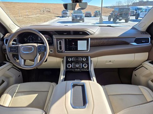 Used 2022 GMC Yukon XL Denali w/ Denali Premium Package image 17