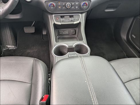 Used 2022 GMC Terrain SLT w/ Infotainment Package II FWD image 17