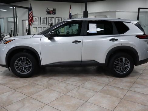 Used 2024 Nissan Rogue S AWD/4WD image 2