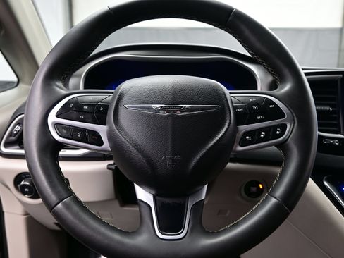 Used 2022 Chrysler Pacifica Touring-L FWD image 26