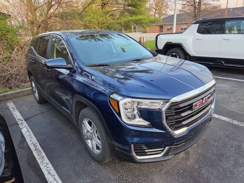 Used 2022 GMC Terrain SLE image 3