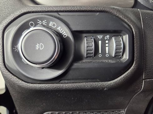 Used 2019 Jeep Wrangler Unlimited Sahara AWD/4WD image 19