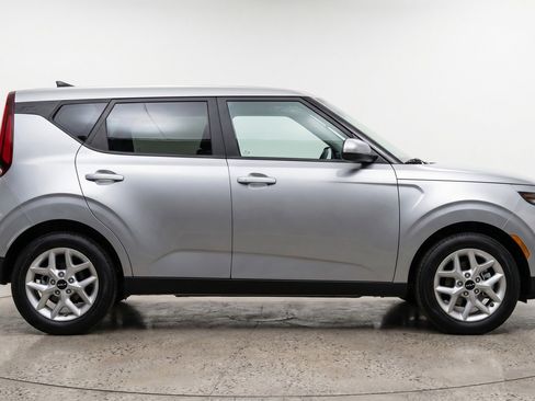 Used 2025 Kia Soul LX w/ LX Technology Package FWD image 11
