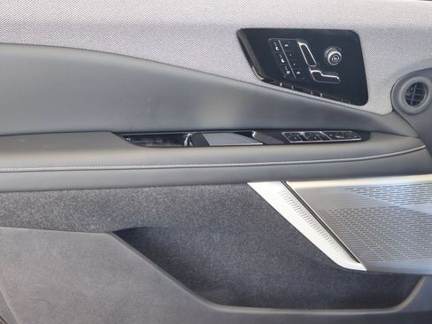 Certified 2025 Cadillac Optiq Luxury 2 w/ LPO, Floor Liner Package AWD/4WD image 9