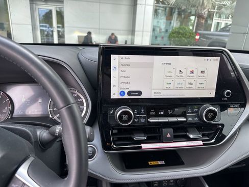 Used 2024 Toyota Highlander XLE image 6