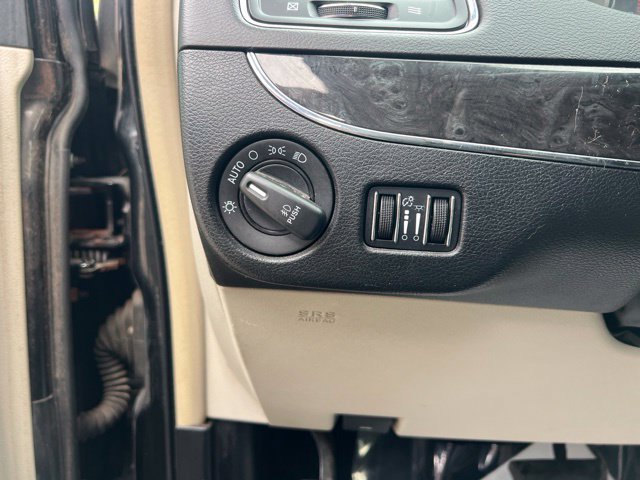 Used 2013 Chrysler Town & Country Limited w/ Luxury Group FWD image 18