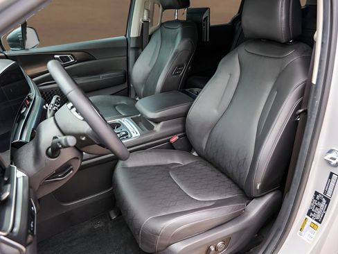 Used 2025 Kia Carnival SX FWD image 7