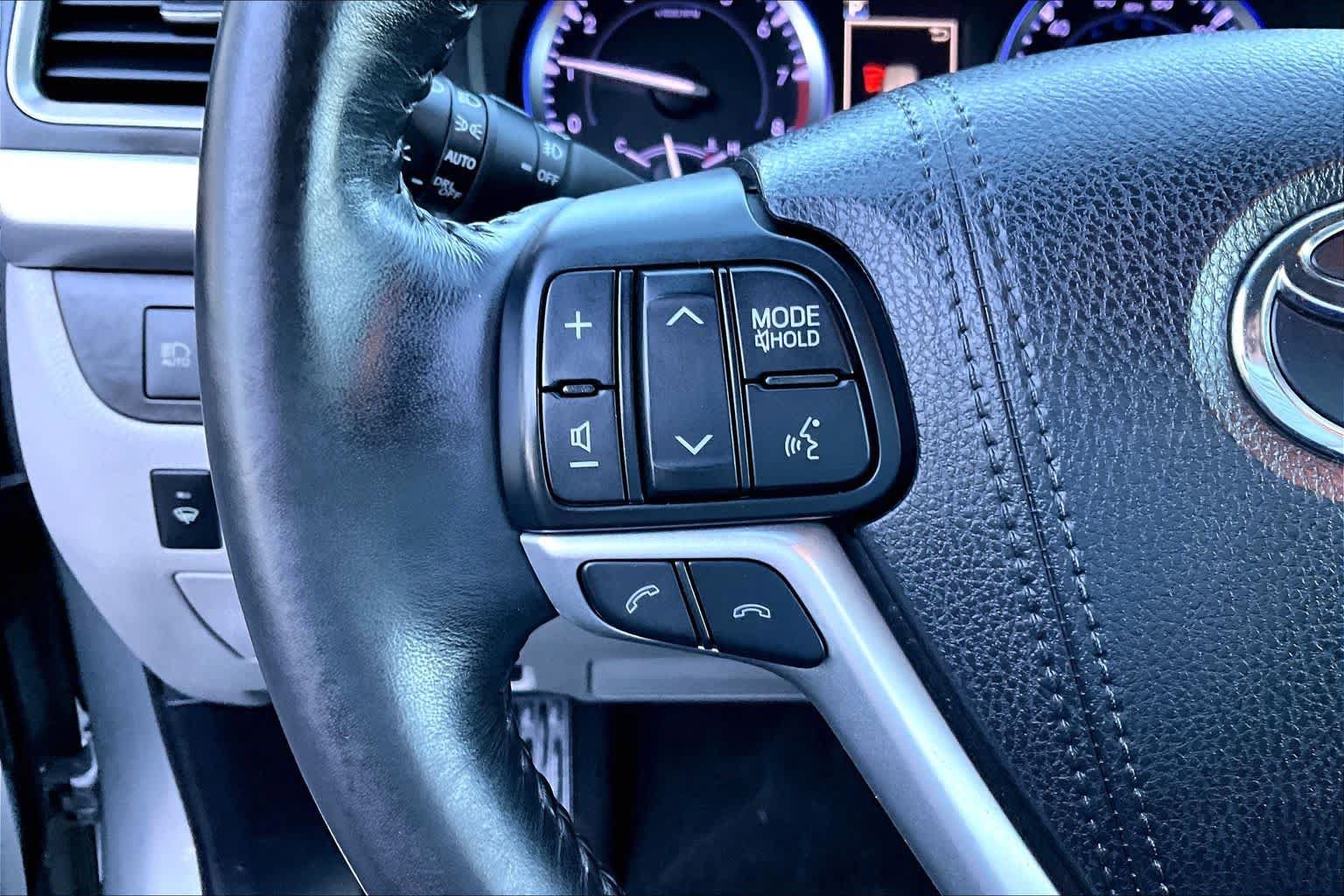 Certified 2018 Toyota Highlander Limited AWD/4WD image 22
