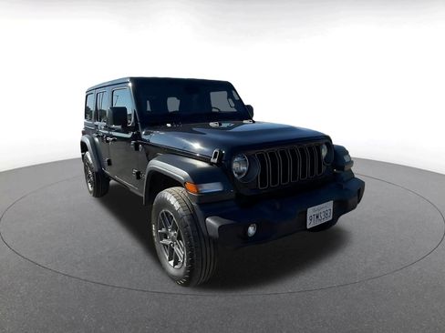 Used 2025 Jeep Wrangler Unlimited Sport AWD/4WD image 2