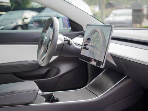 Used 2020 Tesla Model 3 Standard Range Plus RWD image 11