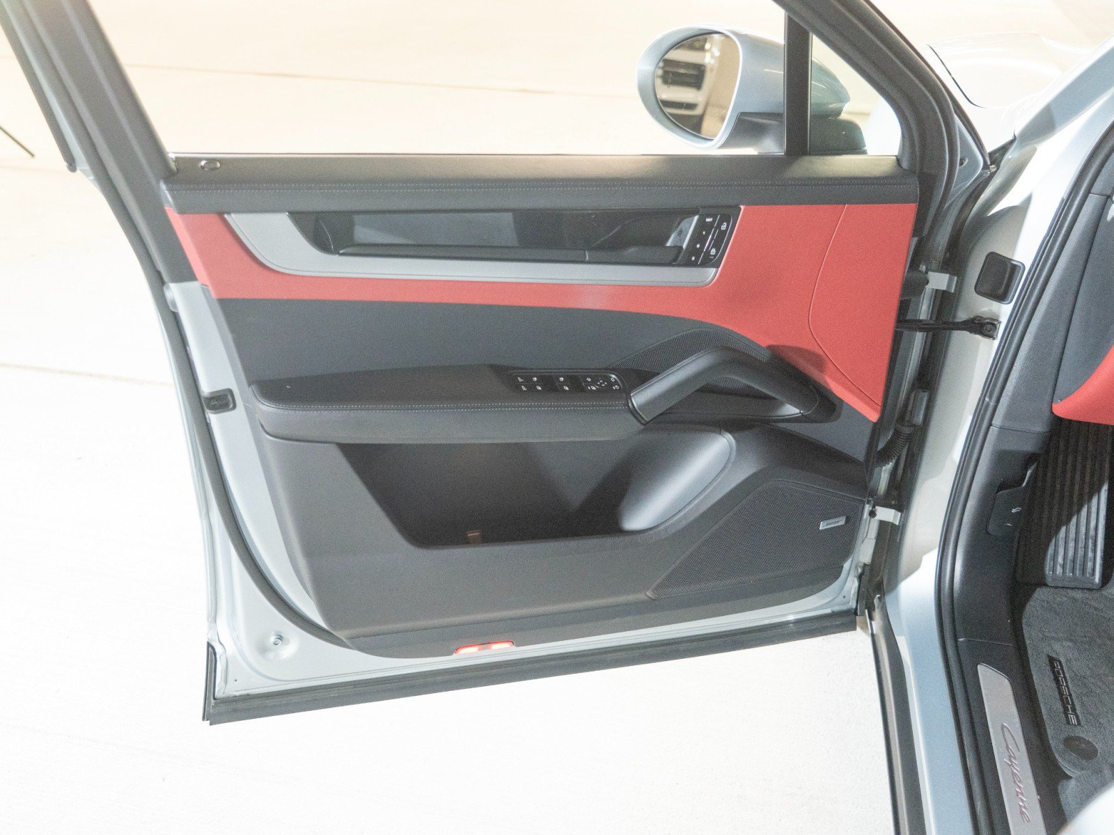 Certified 2024 Porsche Cayenne AWD/4WD image 16