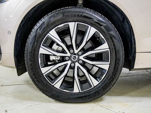 Used 2025 Volvo XC60 B5 Plus image 15